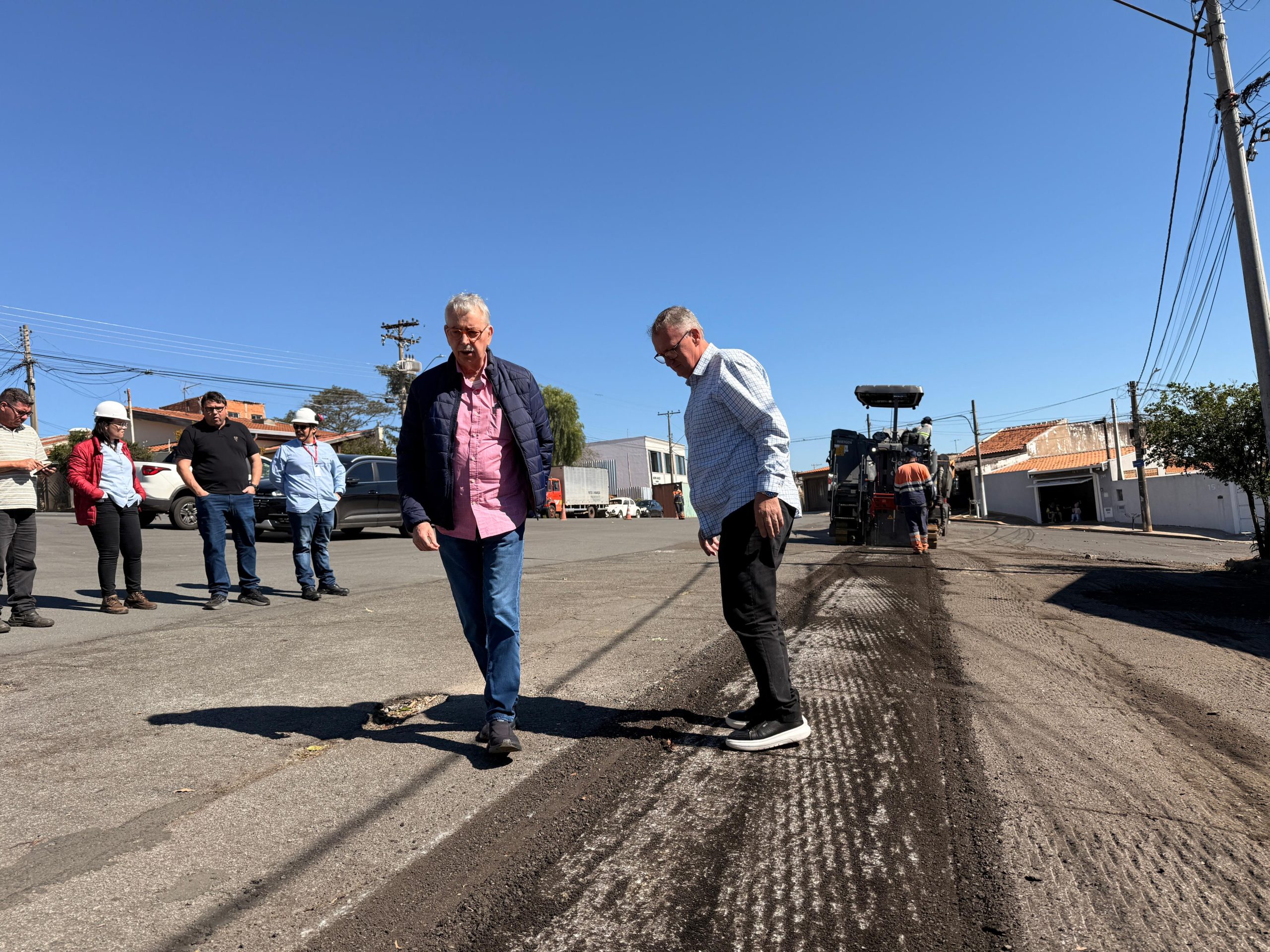 Chico anuncia novo pacote de recapeamento com 76 ruas
O novo pacote inclui os bairros Parque da Liberdade, Jardim dos Lírios, Vila Bela, Jardim da Paz, Jardim Alvorada e Jardim Nossa Senhora Aparecida.
A iniciativa é proveniente de convênio firmado entre a Prefeitura de Americana e a Secretaria de Governo e Relações Institucionais do Governo do Estado de São Paulo, que fará o repasse de R$ 5 milhões. A contrapartida do município será de R$ 2,7 milhões. As obras vão compreender 114,6 mil m² de asfalto novo.
"Americana está avançando com os investimentos na infraestrutura da malha viária e na conservação das ruas e avenidas, promovendo a mobilidade urbana e garantindo mais segurança aos motoristas e pedestres. A parceria com o Governo do Estado se soma ao esforço que a Prefeitura já tem liderado com o programa Asfalto Novo, ampliando o alcance das obras", disse o prefeito Chico Sardelli.
O secretário de Obras e Serviços Urbanos, Adriano Alvarenga Camargo Neves, destacou a realização de mais uma frente de trabalho voltada à recuperação asfáltica na cidade. "Este novo pacote será acrescentado ao programa Asfalto Novo, atendendo regiões importantes do município, ampliando o programa de recuperação e conservação das vias públicas em prol de toda a população", ressaltou Adriano.
A interlocução com o Estado e a formalização processual para a viabilização do acesso aos recursos foram realizadas por meio da Secretaria de Gestão de Convênios da Prefeitura de Americana.
O programa Asfalto Novo já foi executado nas regiões dos bairros Parque das Nações, Morada do Sol, Jardim Nossa Senhora de Fátima e São Manoel, além de vias como Avenida de Cillo, Rua Fernando Camargo, Rua Marechal Floriano Peixoto, Avenida Nicolau João Abdalla e Avenida Paulista. Atualmente, as obras de recuperação asfáltica estão na Avenida Paschoal Ardito e nas regiões dos bairros São Vito e Vila Franciscangelis.
Após as melhorias, as vias recebem nova sinalização de solo, executada pela equipe da Utransv.
O novo pacote prevê o recapeamento das seguintes vias:
Parque da Liberdade
Serra do Acaraí
Serra de Maracajú
Serra do Caparaó
Serra da Cajazeira
Serra do Espigão (entre as ruas das Palmeiras e Avenida Serra do Mar)
Serra das Araras
Serra da Saudade
Serra da Mangabeira
Jardim dos Lírios
Travessa Flor de Maio
Travessa das Avencas
Travessa Lantana
Travessa Vitória Régia
Travessa Ipoméias
Travessa Clivia
Travessa Copo de Leite
Travessa Flor do Campo
Vila Bela
Olga Garcia
João Francisco Montebelo
Mário Cavichioli
Eduardo Panaro
João Rachcovski
Virgilio Giongo
Eduardo Milani
Maria de Lourdes Pigato
Gelindo Cia
José Berni
Antônio Mileta
Ângelo José Kokol
Jardim da Paz
Meditação
Bondade
Plenitude
Aliança
Devoção
Confiança
Ideais
Sinceridade
Compreensão
Dedicação
Lembrança
Serenidade
Heitor Santon
Tranquilidade
Prudência
Caridade
Esperança
Harmonia
Pacificador
Alegria
Sonhos
Benevolência
Felicidade
Brandura
Lealdade
Gratidão
Jardim Alvorada
Andes
Urais
Himalaias
Constelações
Plutão
Asteróides
Cometa
Júpiter
Jardim Nossa Senhora Aparecida
Cásper Líbero
Lúcio Cardoso
Caetano de Campos
Emiliano Perneta
Solano Trindade
Gondim da Fonseca
Dalmo Florence
Judas Isgorogota
Francisco Alves
Leonardo Mota
Gustavo Teixeira
Inglês de Sousa
Jackson de Figueira
Anísio Teixeira