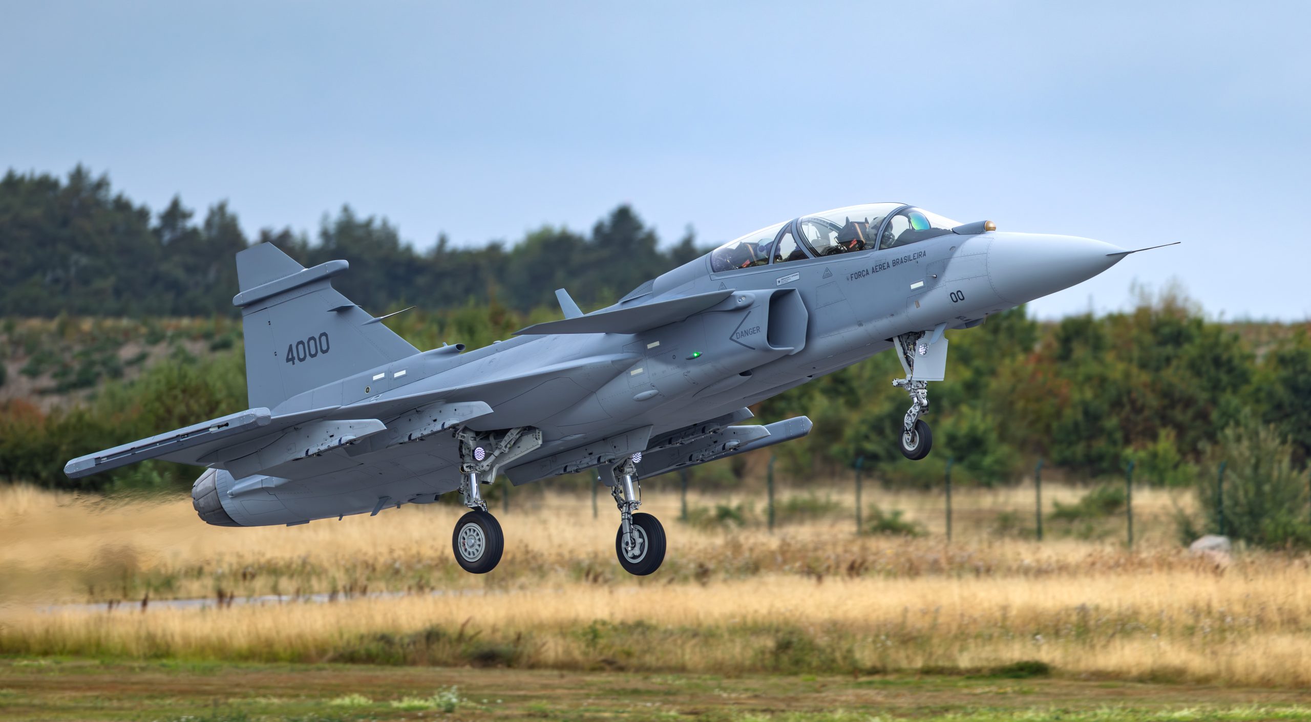 Gripen F conclui primeiro voo