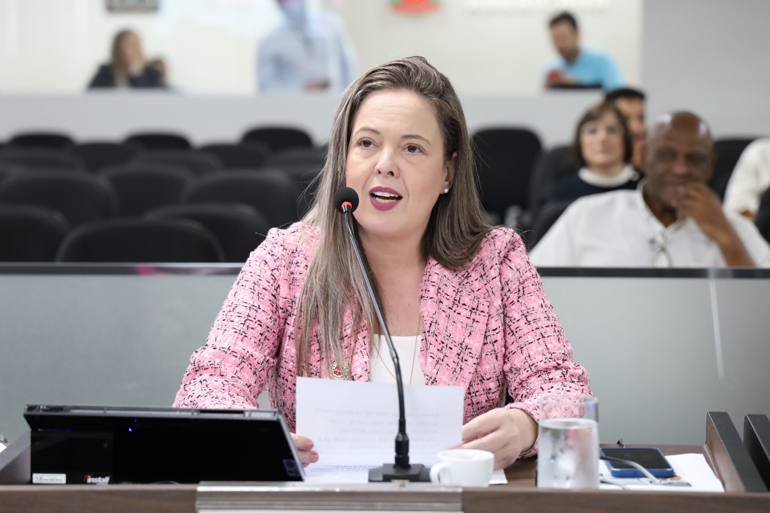 Prefeitura detalha políticas de defesa de mulheres a Jacira