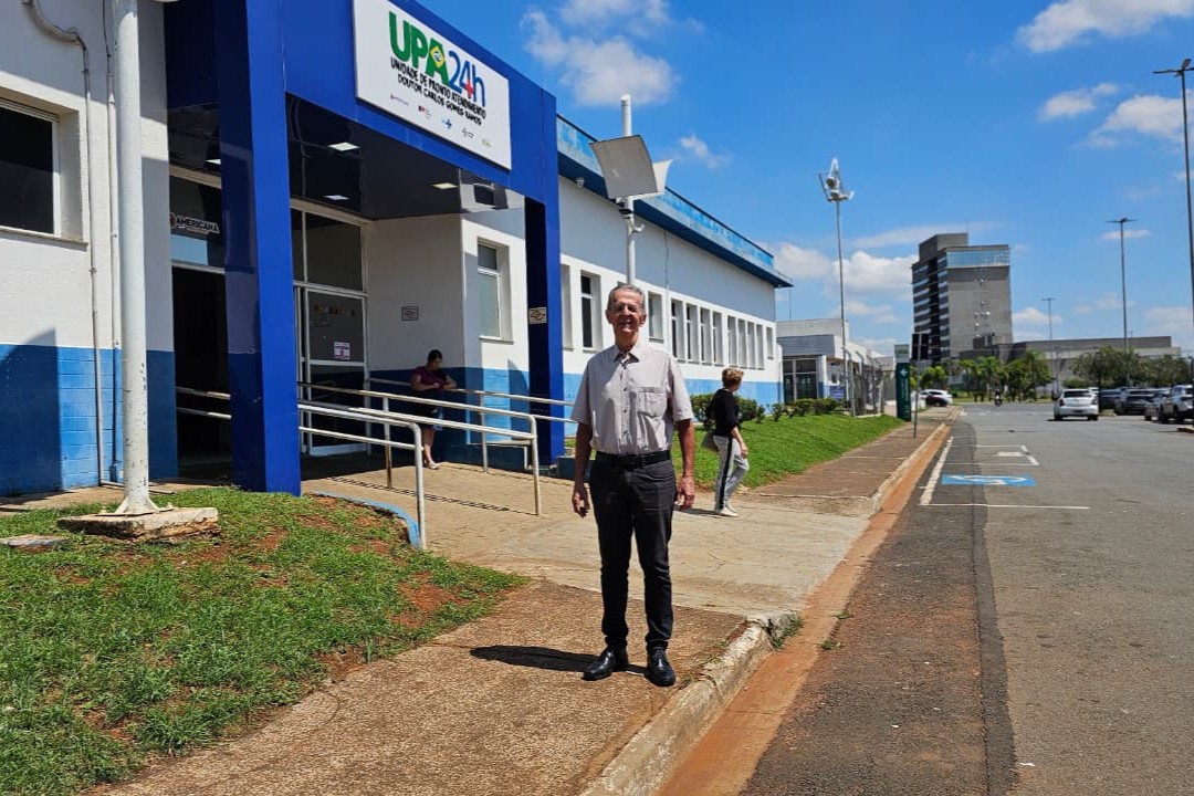 O vereador Fernando da Farmácia (PSD) protocolou uma indicação na secretaria da Câmara Municipal de Americana sugerindo ao Poder Executivo a substituição de lâmpadas queimadas no entorno da UPA (Unidade de Pronto Atendimento) Doutor Carlos Gomes Ramos, localizada na Avenida Cillos, no bairro São José.
O parlamentar esteve no local e conversou com funcionários e pacientes da unidade. O relato é que, no período noturno, a falta de iluminação pública compromete a segurança e integridade das pessoas.
“A UPA São José é um importante instrumento da saúde pública em Americana e estamos cobrando a troca de lâmpadas queimadas”, explica Fernando. Os postes com lâmpadas prejudicadas ficam na calçada na Avenida Cillos e na Rua dos Cravos.
A unidade dá assistência em urgência e emergência, funcionando 24 horas por dia e 7 dias por semana. A UPA foi inaugurada em março de 2023 e, após três anos e meio, foram realizados mais de 500 mil atendimentos. Além dos atendimentos, a UPA São José realiza exames laboratoriais, de raio-X e atendimentos de enfermagem, que incluem procedimentos como administração de medicamentos, curativos, coletas de exames e classificação de risco.
A indicação será relacionada em pauta de sessão ordinária e encaminhada ao Poder Executivo para análise e atendimento.