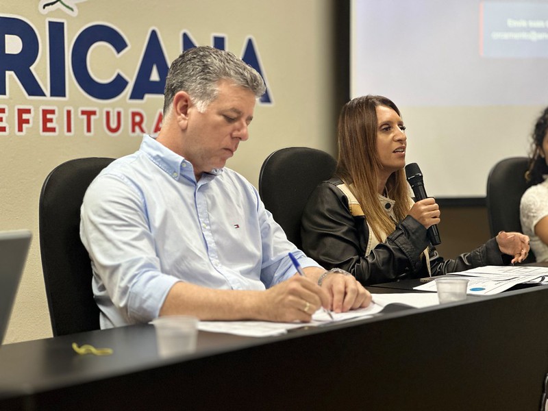 A Prefeitura de Americana, por meio das secretarias de Fazenda e de Planejamento, apresentou a proposta da Lei Orçamentária Anual (LOA) para o exercício financeiro de 2027, em audiência pública realizada no Auditório Villa Americana, no Paço Municipal, na última terça-feira (22). A receita total prevista para o próximo ano é de R$ 1.775.069.500,00.
A LOA é a ferramenta que traz a estimativa de todas as receitas que o Município prevê arrecadar, incluindo receitas oriundas de repasses e transferências intergovernamentais, e que fixa as despesas que devem ser realizadas na cidade no próximo ano.
Tendo por base a LDO (Lei de Diretrizes Orçamentárias), debatida e aprovada no primeiro semestre de cada ano, a LOA é enviada anualmente pelo Executivo à Câmara Municipal até o dia 30 de setembro. Antes de ser aprovada, é discutida em audiências públicas, inclusive com a realização de consulta pública junto à população para garantir responsabilidade e total transparência.
De acordo com a proposta, a aplicação na área da Saúde deverá atingir o percentual de 27,09%, com o investimento de R$ 298,4 milhões. Para a Educação, serão destinados R$ 281,8 milhões, representando um percentual de 25,13%. Os valores se referem apenas a recursos próprios da Prefeitura, que devem ser incrementados com recursos de outras fontes especialmente direcionadas às duas áreas.
Para a elaboração da LOA, foram considerados fatores como o comportamento da economia nacional e mundial, medidas do governo federal, taxa de juros, projeções de inflação e Produto Interno Bruto (PIB), além do desempenho de tributos como IPTU, ISS, ICMS e IPVA, dos repasses do FPM e da reestimativa de valores de convênios.
Na proposta orçamentária para o exercício de 2027, estão previstos recursos para as diferentes áreas e pastas do município, de acordo com as características das obras e serviços a serem prestados à população. Entre os maiores volumes de recursos estão:
- Secretaria de Saúde: R$ 417.402.900,00;
- Secretaria de Educação: R$ 325.937.900,00;
- Secretaria de Obras e Serviços Urbanos: R$ 251.809.300,00;
- Departamento de Água e Esgoto (DAE): R$ 167.324.000,00;
- Guarda Municipal de Americana: R$ 104.705.300,00;
- Secretaria de Assistência Social e Direitos Humanos: R$ 49.625.900,00;
- Secretaria de Meio Ambiente: R$ 42.676.600,00.
Também estão previstos R$ 71.486.000,00 em recursos recolhidos e alocados junto ao Instituto de Previdência Social dos Servidores Municipais de Americana (Ameriprev).
A secretária municipal de Fazenda, Simone Inácio de França Bruno, ressaltou a importância do equilíbrio das contas públicas para a manutenção dos serviços à população e investimentos na cidade. "Buscamos elaborar um orçamento o mais completo e responsável possível para 2027, considerando as perspectivas de arrecadação e as necessidades do município. A expectativa é de um ano de bastante trabalho e de um cenário de maior fluxo de receitas em relação a 2026, que, por ser um ano eleitoral, tradicionalmente apresenta algumas limitações na transferência de recursos", explicou.
A boa gestão financeira e o equilíbrio fiscal são os principais atributos para que a Prefeitura de Americana possa conquistar a emissão da Certidão Negativa de Débitos (CND). O documento viabiliza o recebimento de recursos provenientes de convênios com os governos federal e estadual.
"A condução das finanças públicas é um dos pilares de uma boa administração. Não se trata apenas de realizar obras e promover melhorias, mas também de garantir a responsabilidade na gestão dos recursos públicos, preservando a saúde financeira do município. Esse equilíbrio é fundamental para que os investimentos possam ser mantidos, a cidade continue sendo bem administrada e haja condições para a realização de novas obras e projetos no futuro. O cumprimento da LOA proporciona essa eficiência administrativa, que é seguida com muita seriedade e competência pela atual gestão", disse o secretário de Planejamento, Diego Guidolin.