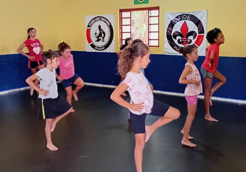 Crianças trocam telas e celulares por esporte em Campinas