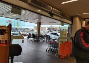 Clientes reclamam falta de porta corta vento no PagueMenos do Jardim Brasil