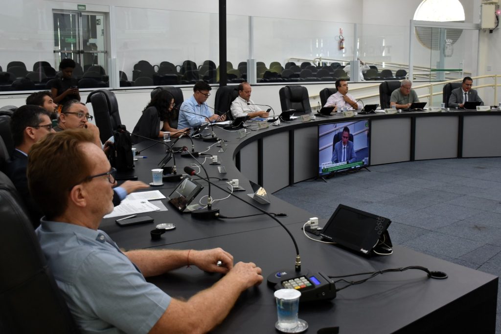 A Câmara Municipal de Santa Bárbara d’Oeste realiza nesta terça-feira (29), a partir das 14 horas, a 35ª Reunião Ordinária do exercício de 2026. A Ordem do Dia conta com um veto parcial, dois projetos de lei e nove moções.
Na primeira parte da pauta, os vereadores apreciam o Veto Parcial ao Projeto de Lei nº 93/2026, que denomina ruas e sistemas de lazer do loteamento Jardim di Napoli. A proposta é de autoria do vereador Juca Bortolucci, com apoio de outros.
Em seguida, serão discutidos dois projetos de lei.
O Projeto de Lei nº 53/2026, de autoria da vereadora Esther Moraes, institui diretrizes para a utilização de sistemas de aquecimento solar de água em edificações e empreendimentos habitacionais de interesse social no município.
Já o Projeto de Lei nº 71/2026, de autoria do vereador Alex Dantas, autoriza o Poder Executivo a instituir prioridade no atendimento psicológico, na rede pública municipal, para crianças e adolescentes vítimas de abuso ou exploração sexual.
Nove moções
A pauta ainda reúne nove moções.
A Moção nº 384/2026, de Arnaldo Alves, manifesta apelo à 2ª Companhia da Polícia Militar para que seja ampliado o patrulhamento no bairro Itapuã.
As Moções nº 385 e 393/2026, de Paulo Monaro, manifestam aplausos aos professores Geraldo Rogério Fernandes dos Santos e Débora Forti Risseto, respectivamente, pela premiação “Professor Nota 10”, concedida pela Secretaria da Educação do Estado de São Paulo.
A Moção nº 387/2026, de Felipe Corá e outros, manifesta aplausos ao bispo diocesano de Piracicaba, Dom Devair Araújo, pela defesa da autonomia da Igreja Católica, da liberdade religiosa e do respeito às suas tradições e princípios.
O vereador Cabo Dorigon é autor de quatro moções de aplauso. As Moções nº 389 e 390/2026 homenageiam, respectivamente, os policiais militares Alessandro Amaral Lopes dos Santos, o Soldado PM Lopes, e Elizabeth Dayane da Silva Bezerra, a Cabo PM Elizabeth, escolhidos como “Ocorrência Destaque do Mês de Agosto de 2026” na 2ª Companhia da PM de Santa Bárbara d’Oeste.
As Moções nº 391 e 392/2026, também de Cabo Dorigon, homenageiam os policiais militares Daniel de Faria Mendes, o Soldado PM Mendes, e João Pedro Oliveira da Silva, o Soldado PM Pedro, escolhidos como “Policial do Mês de Agosto de 2026” na 2ª Companhia da PM.
Por fim, a Moção nº 394/2026, de autoria do presidente da Câmara, vereador Kifú, manifesta protesto contra ato de vandalismo e racismo praticado contra a placa de denominação da Rua Benedito Samuel Barbosa, conhecido como “Dito Preto”, localizada no Jardim Aranha Oliveira.
A 35ª Reunião Ordinária será realizada no Plenário “Dr. Tancredo Neves”, na Câmara Municipal de Santa Bárbara d’Oeste.