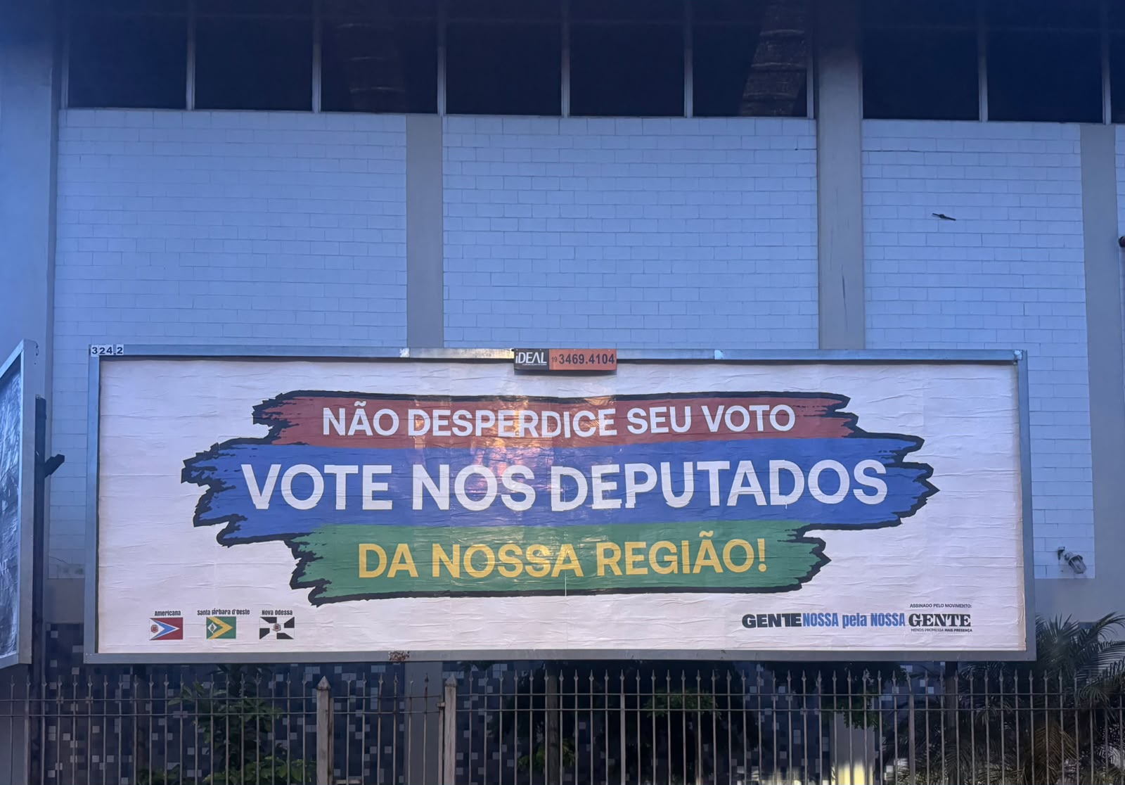 Outdoors na região pedem voto em deputados locais