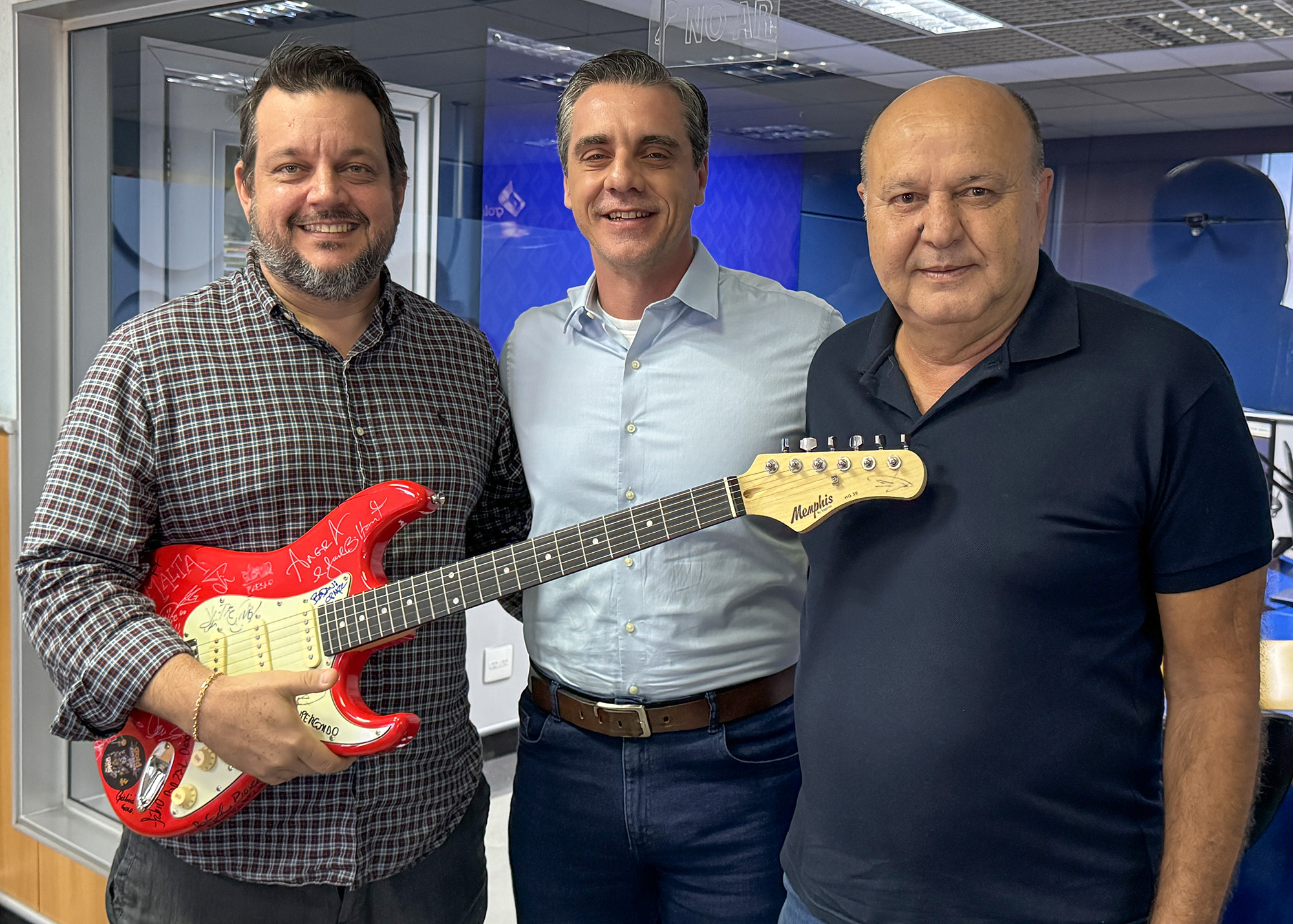 Rafael Piovezan participa da entrega da "Guitarra do Bem" à APAE