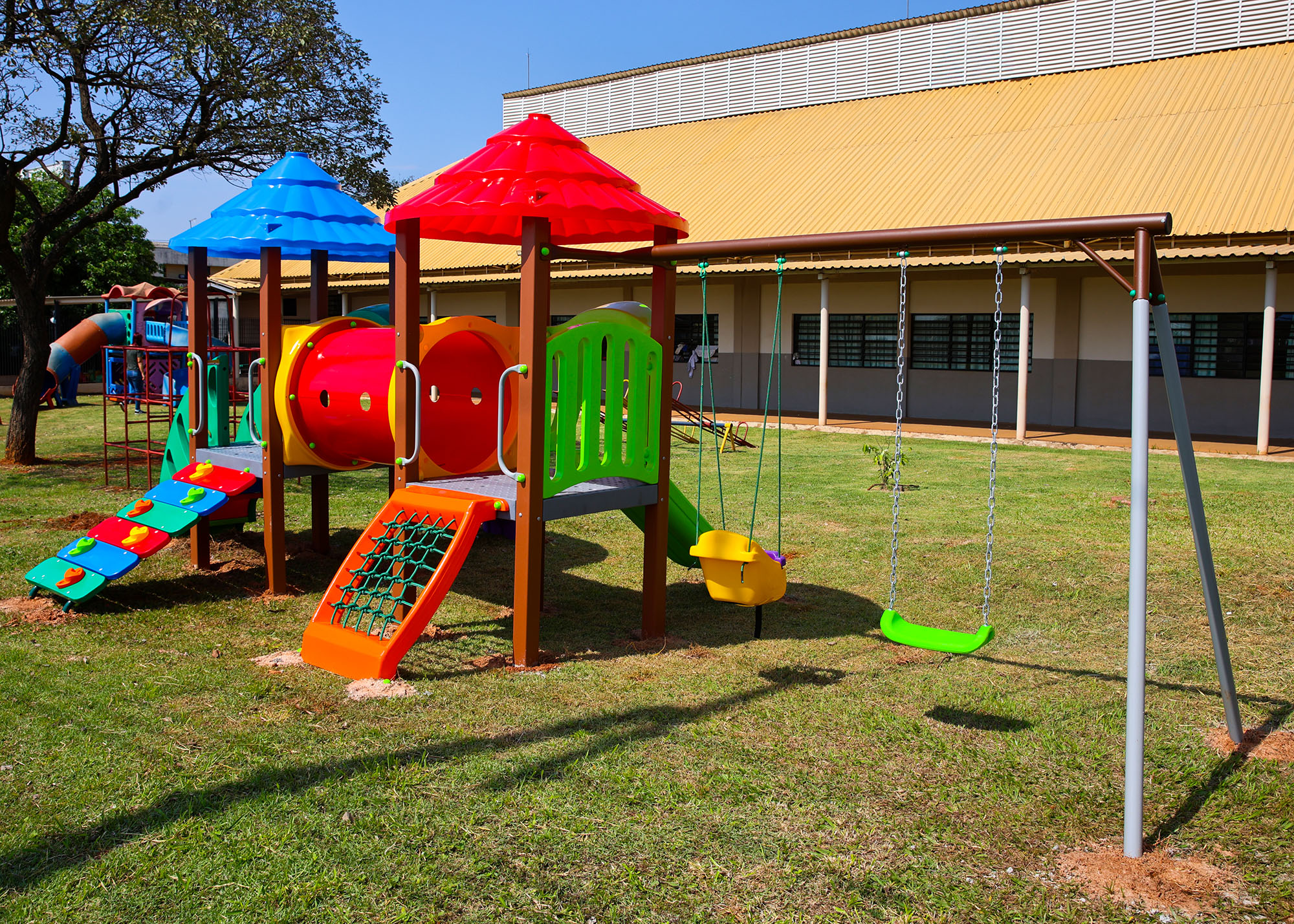 Escolas municipais de Santa Bárbara ganham novos brinquedos nos parquinhos
