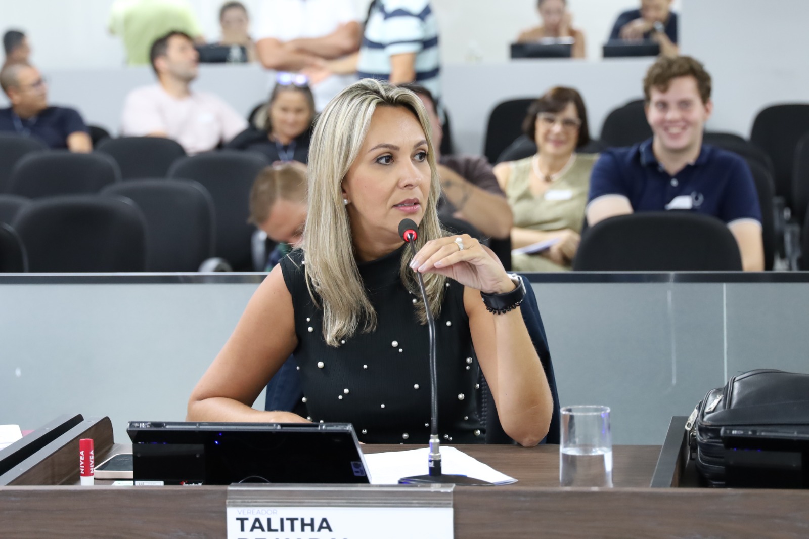 Talitha De Nadai pede informações sobre contêineres destinados a coleta seletiva