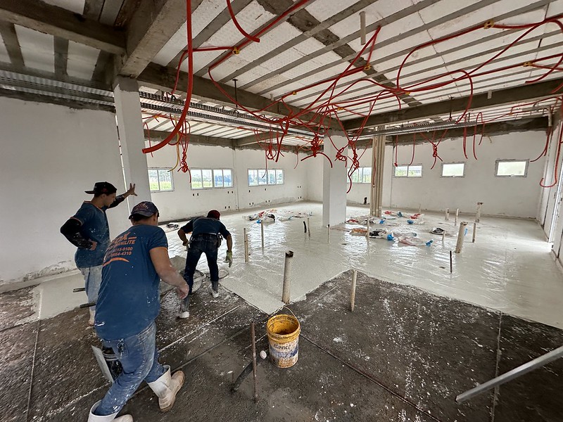 Obras da nova UBS Jacyra avançam com piso e cobertura