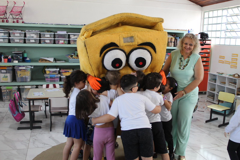Alunos da EMEI Ceci recebem certificado de concurso de desenhos