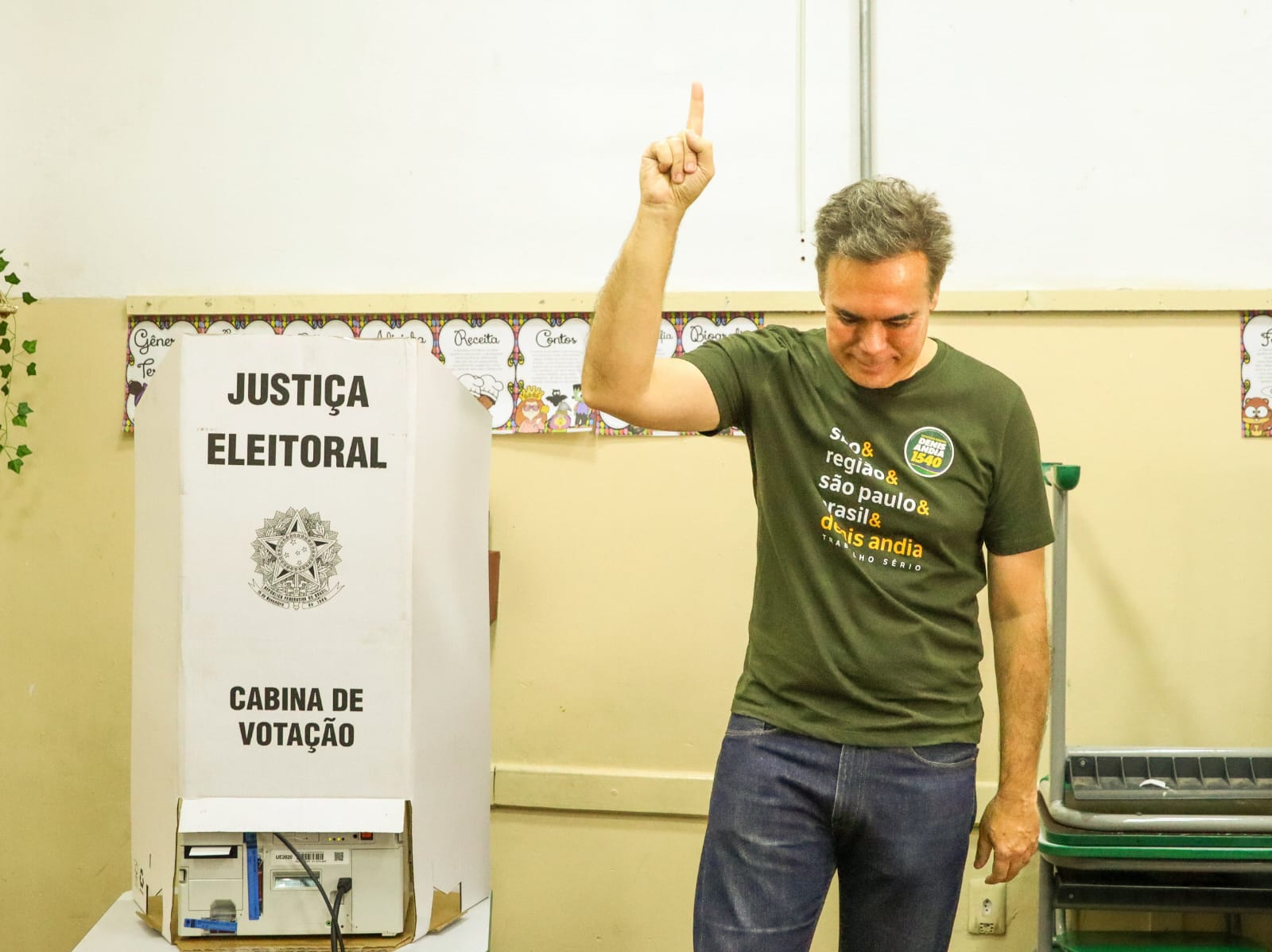 Denis Andia, candidato a deputado federal, votou na manhã deste domingo (4), na Escola Estadual “Inocêncio Maia”, na região central de Santa Bárbara d’Oeste. Ele esteve acompanhado da esposa, Roberta, do pai, Laerson Andia, e do irmão, Laerson Andia Júnior.
Após deixar o local de votação, Denis destacou o contato direto com a população durante a campanha, lembrando das caminhadas por Santa Bárbara d’Oeste e outras cidades da região, onde visitou empresas, comércios, entidades e conversou com pessoas de diferentes setores da sociedade.
Ao longo da caminhada, o candidato apresentou suas propostas e reforçou a importância de ampliar a representatividade da região em Brasília, com o objetivo de levar as demandas dos municípios ao Congresso Nacional e buscar ações que contribuam para melhorar a vida da população.
“Foi uma caminhada levada com o coração e muito amor, uma campanha limpa e serena, como sempre fazemos: indo às ruas, conversando com as pessoas e levando nossas ideias e nosso compromisso com as cidades, a região e o Brasil. Ao longo desses meses, levamos esperança às pessoas, mostrando que é possível fazer o certo e o bem. Deus abençoou muito essa jornada e colocou pessoas queridas e verdadeiras ao nosso lado. Coloco meu coração e minha vida nas mãos de Deus, confiando no que Ele preparou para nós. E que este seja um domingo feliz, de democracia, respeito e gratidão”, afirmou.