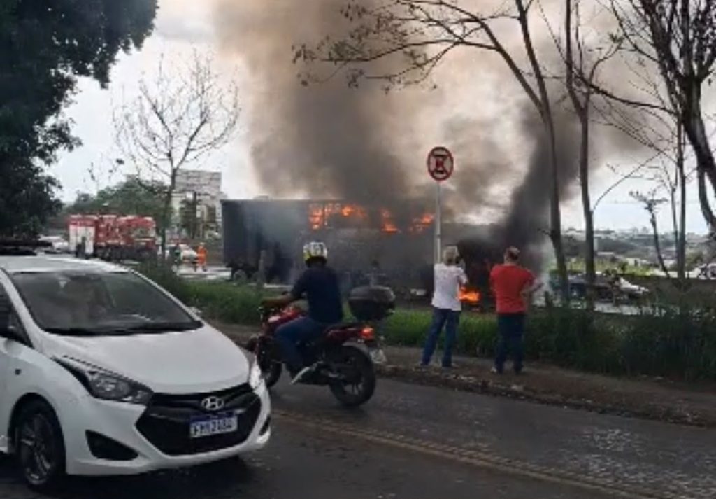 Caminhão pega fogo na Anhanguera em Americana