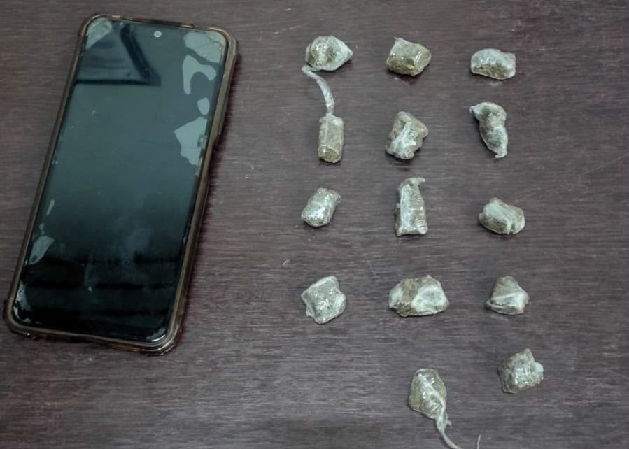 Gama apreende 14 porções de drogas