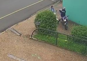 Roubou capacete da moça no centro de Americana hoje cedo (vídeo)